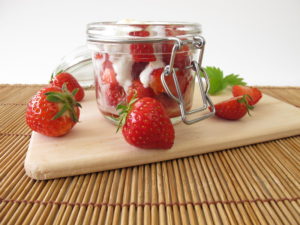Erdbeerjoghurt mit frischen Früchten